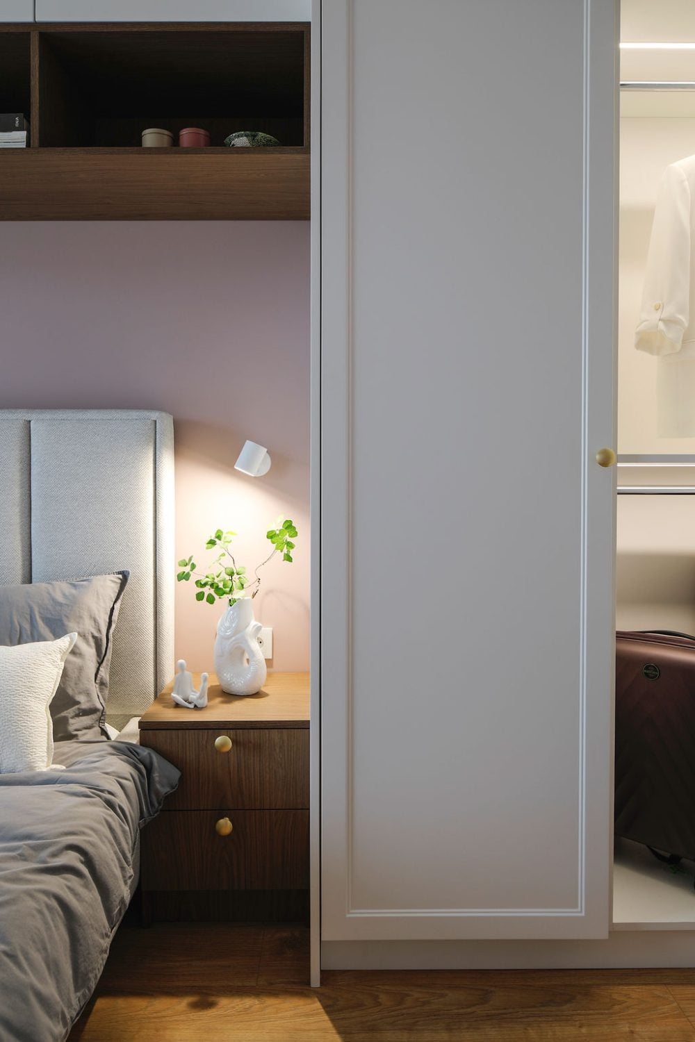 Прикроватная тумба и декор