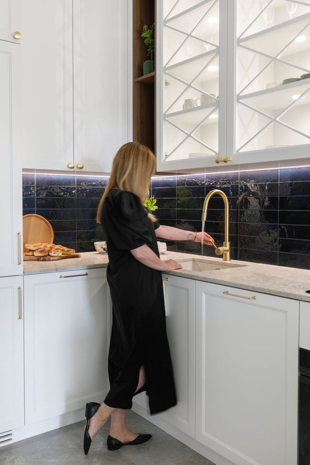 Женщина у раковины