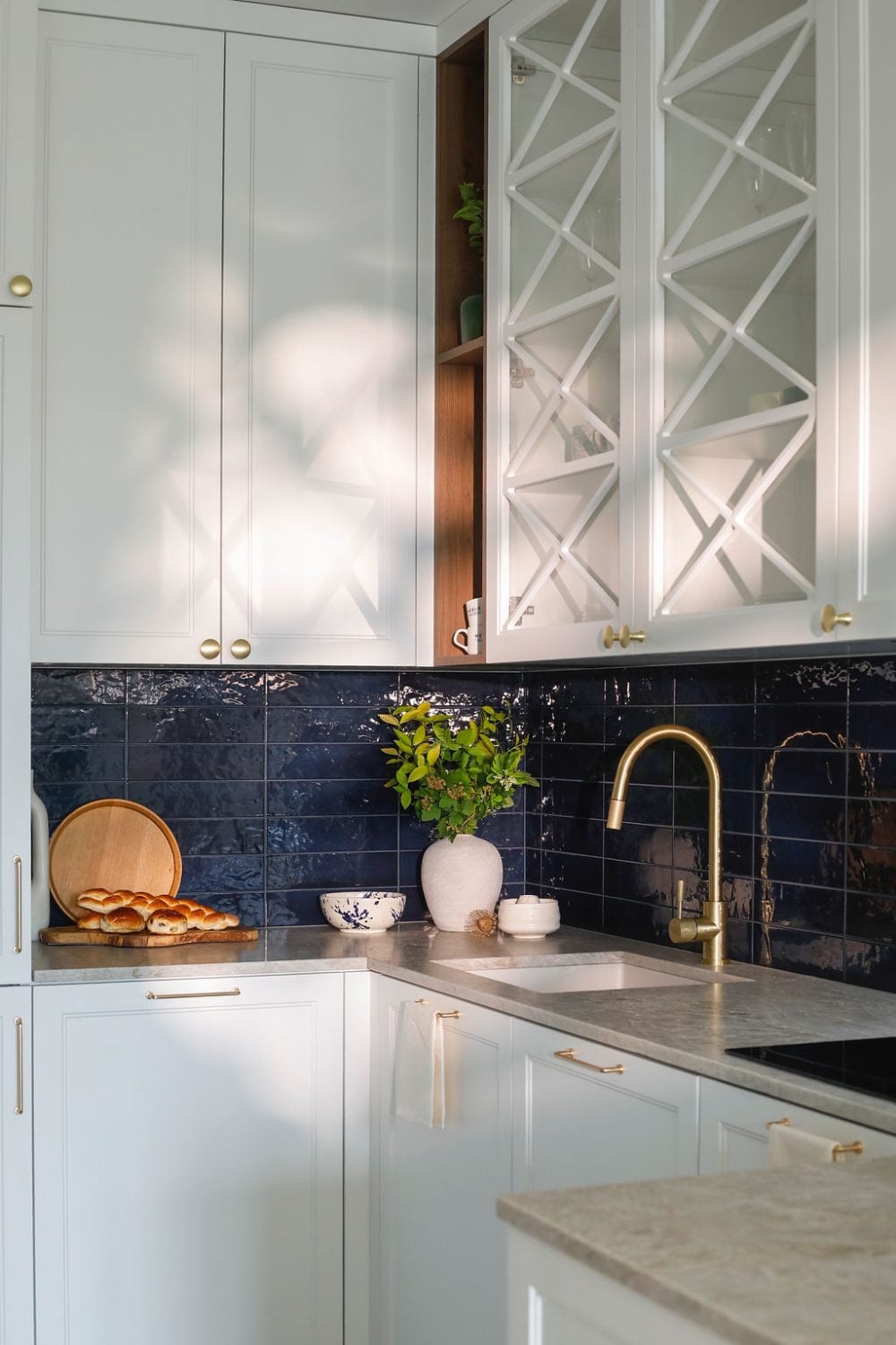 Кухня с золотым смесителем