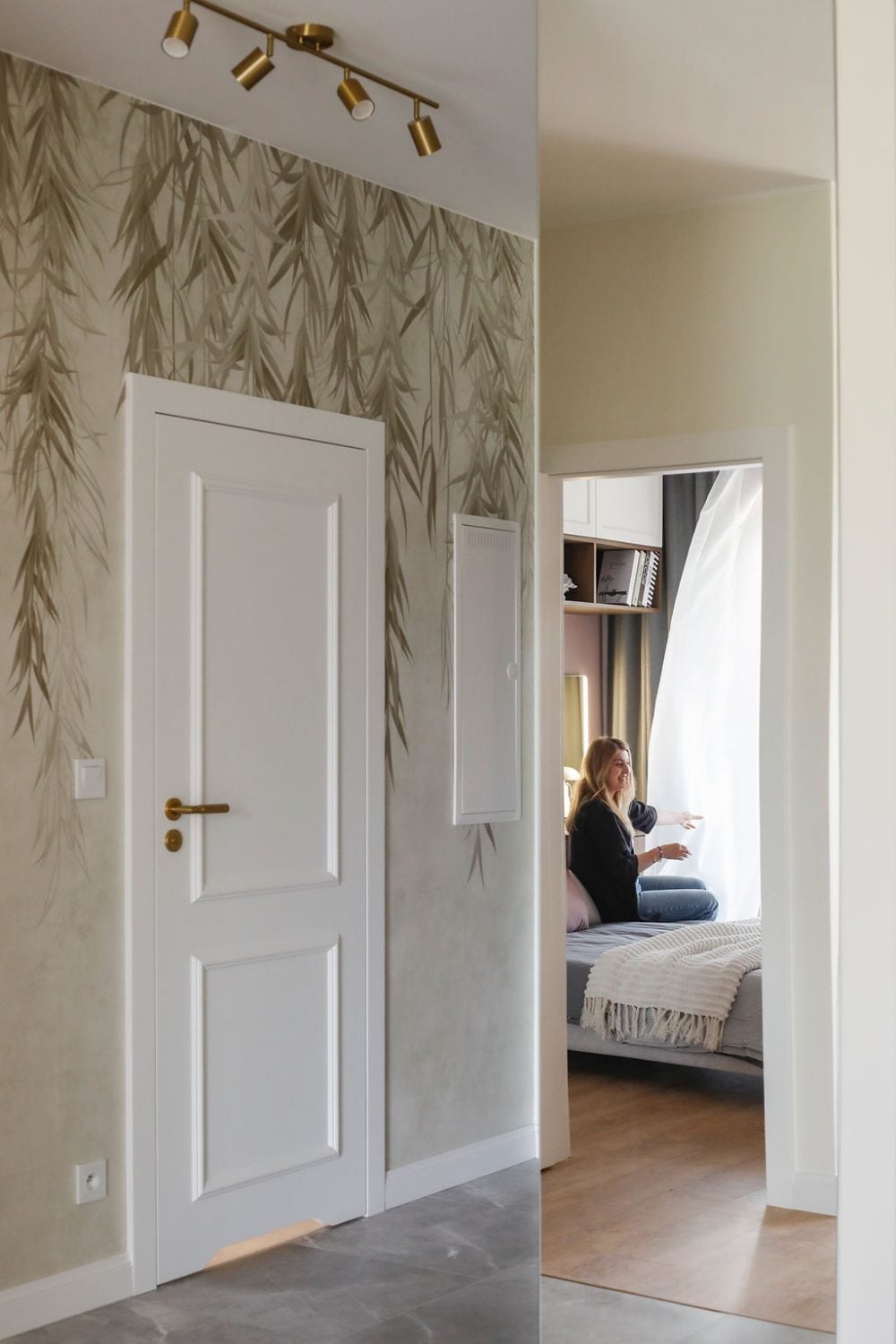 Вид из прихожей на спальню