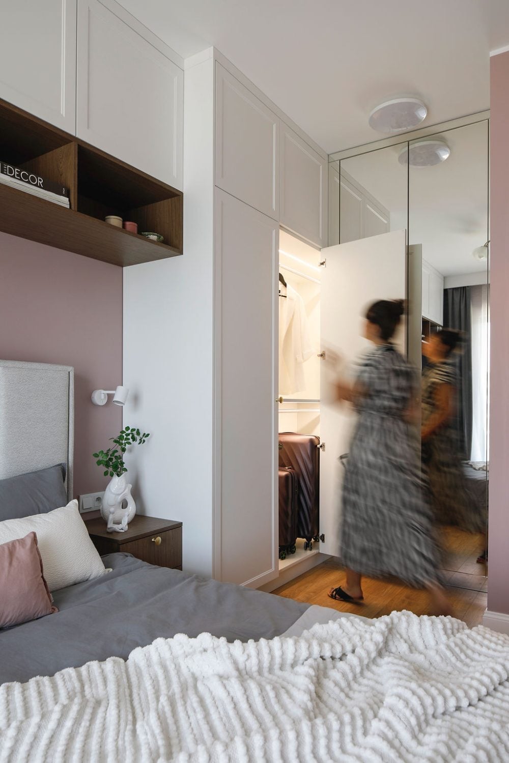 Женщина у шкафа в спальне