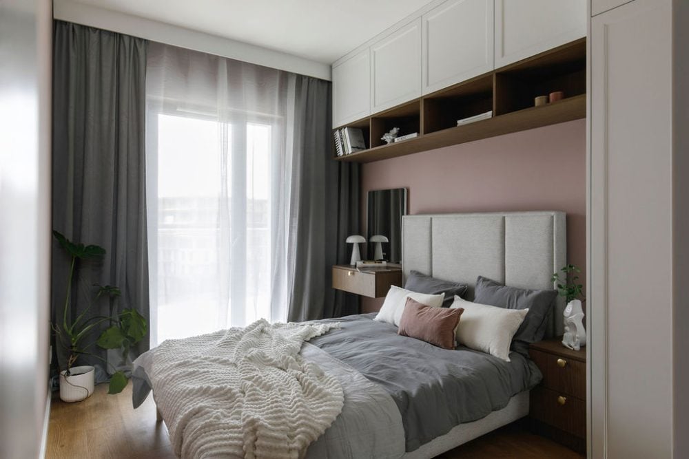 Спальня с кроватью и полками