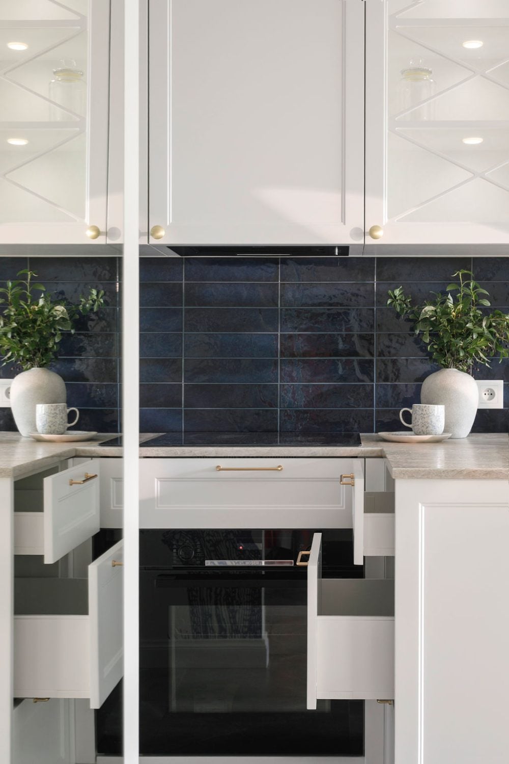 Детали кухни с темным фартуком