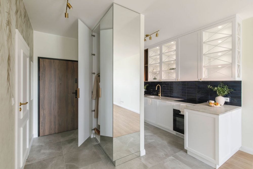 Прихожая с зеркальным шкафом