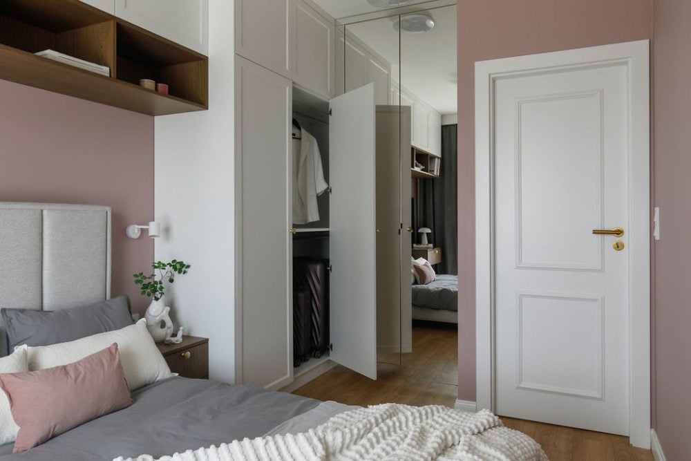 Спальня с открытым шкафом