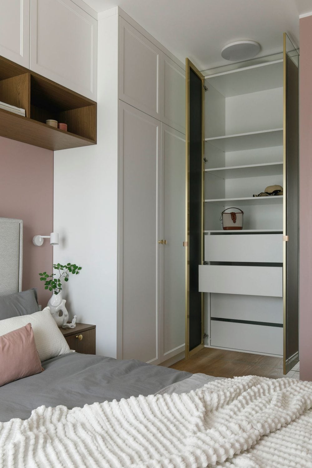 Встроенный шкаф в спальне