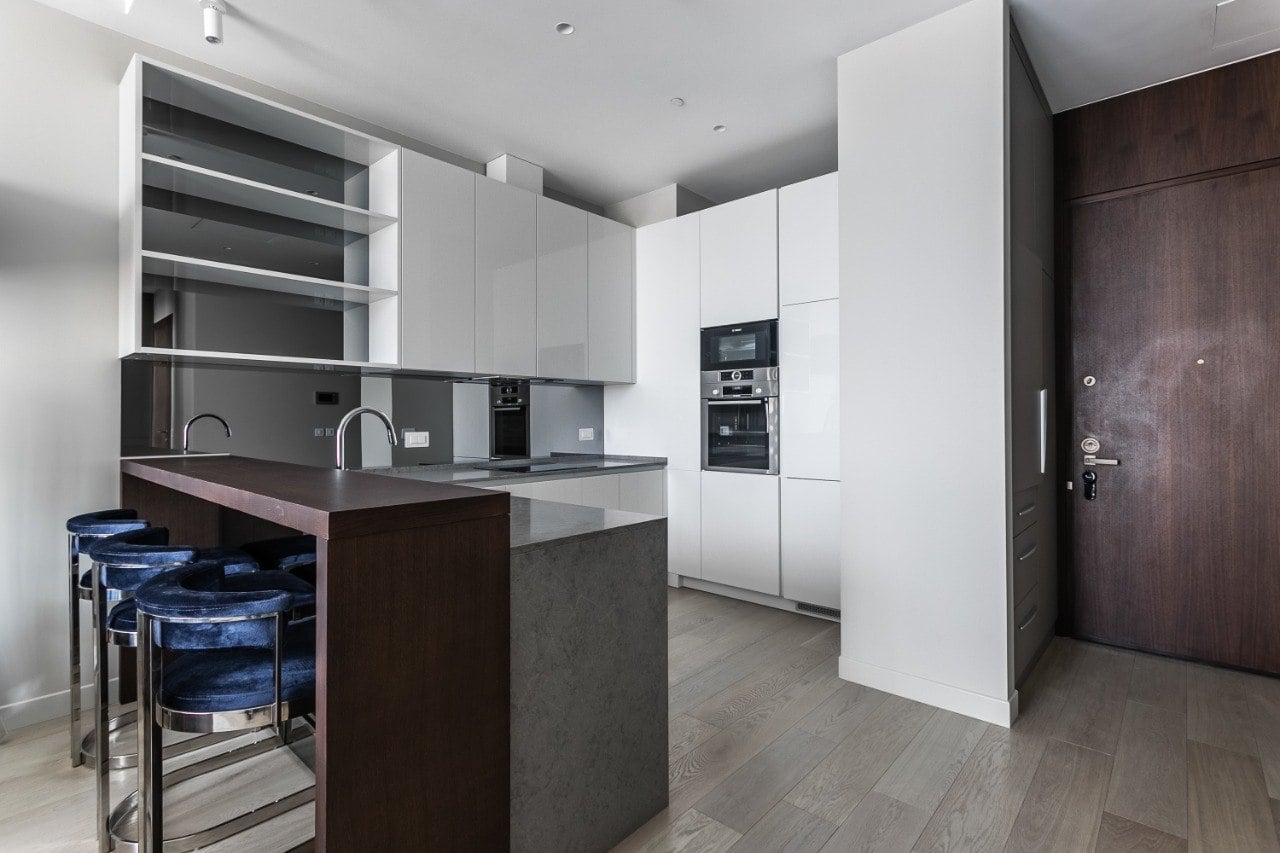 Ванная комната с отделкой под мрамор