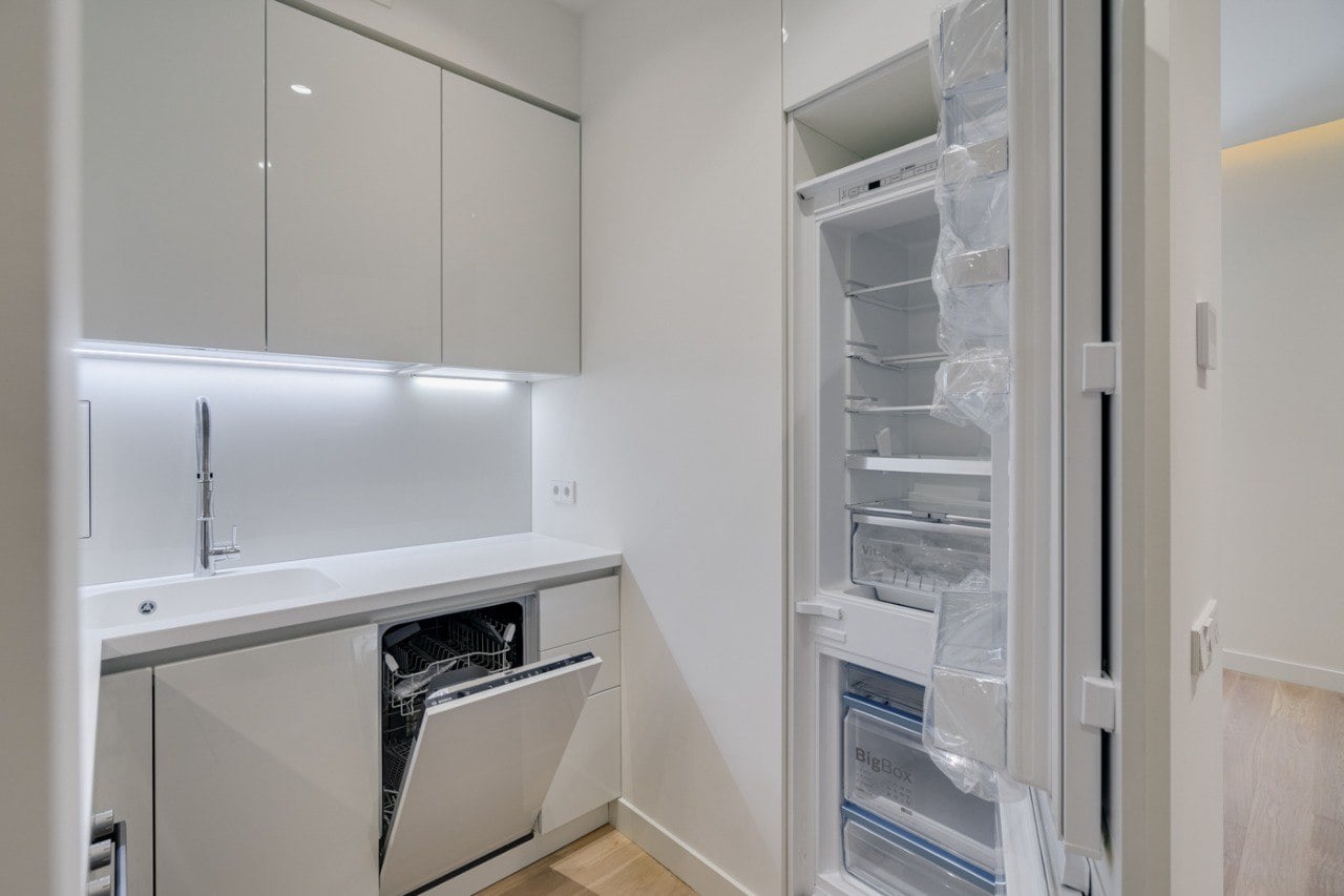 Встроенный холодильник