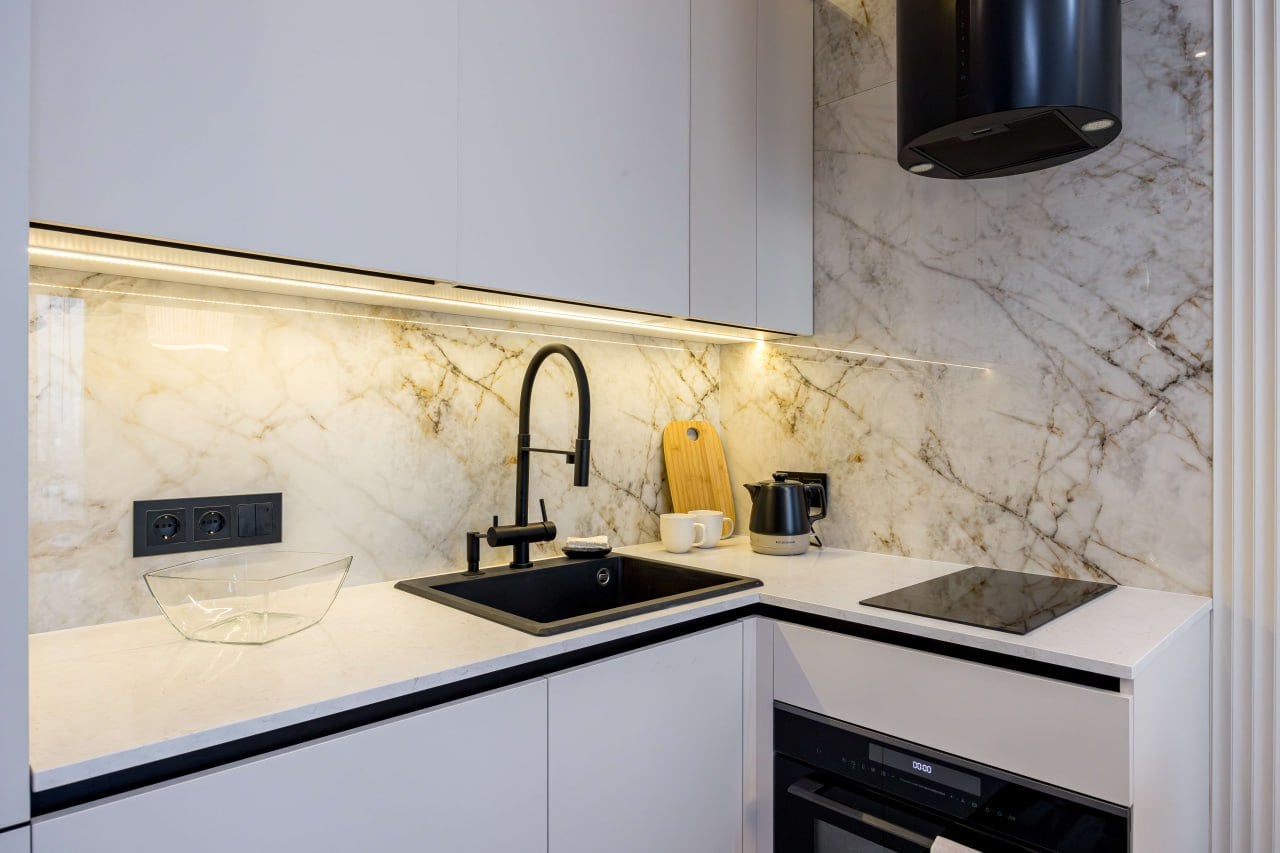Детали кухни с мраморным фартуком