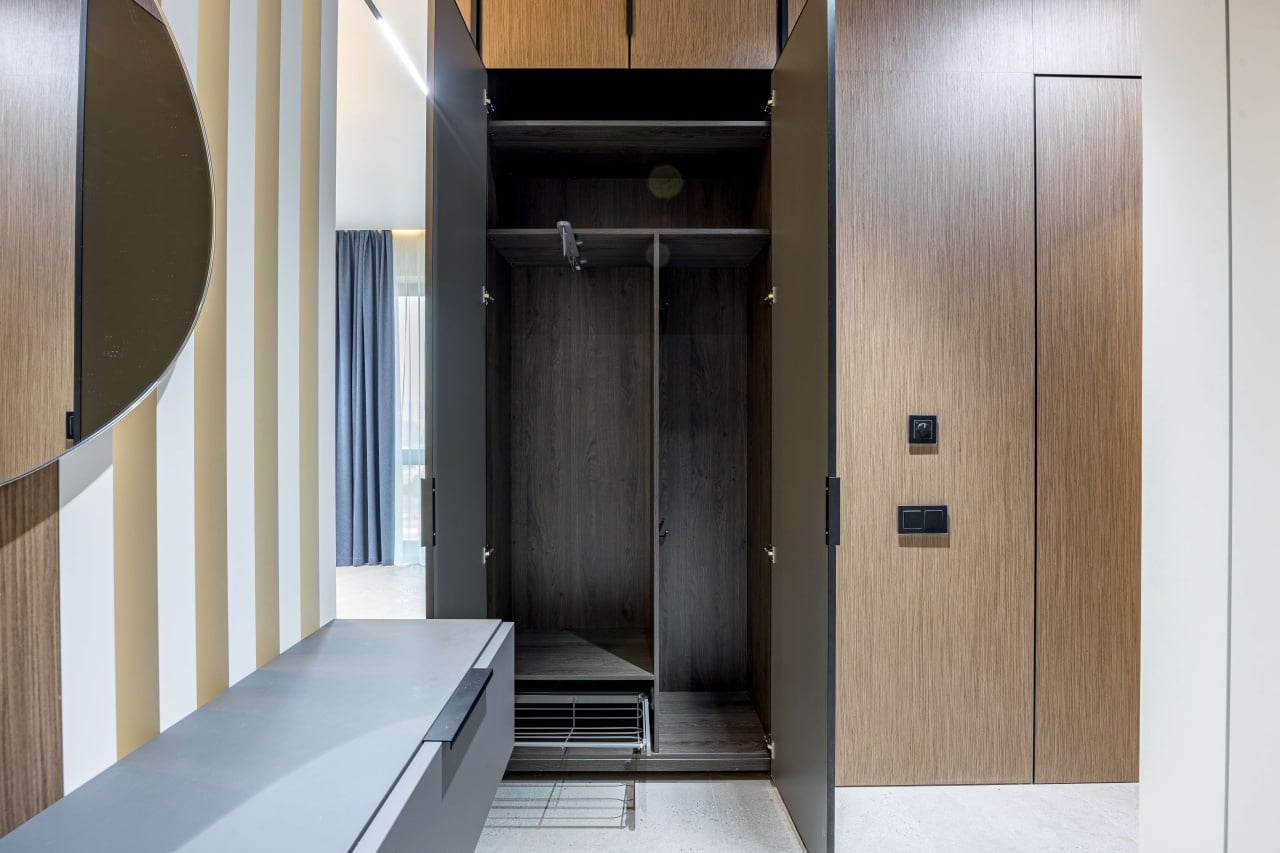 Прихожая со встроенным шкафом