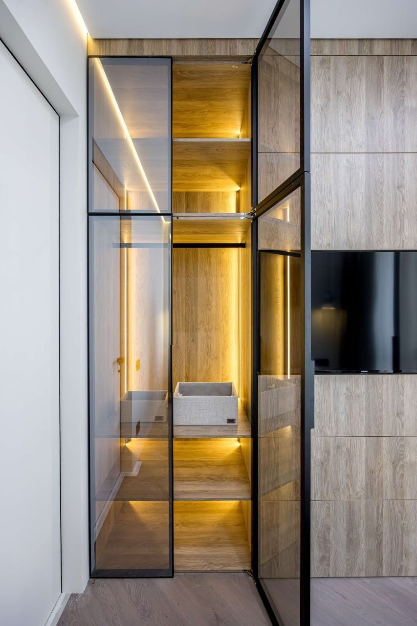 Детали стеклянного шкафа с подсветкой