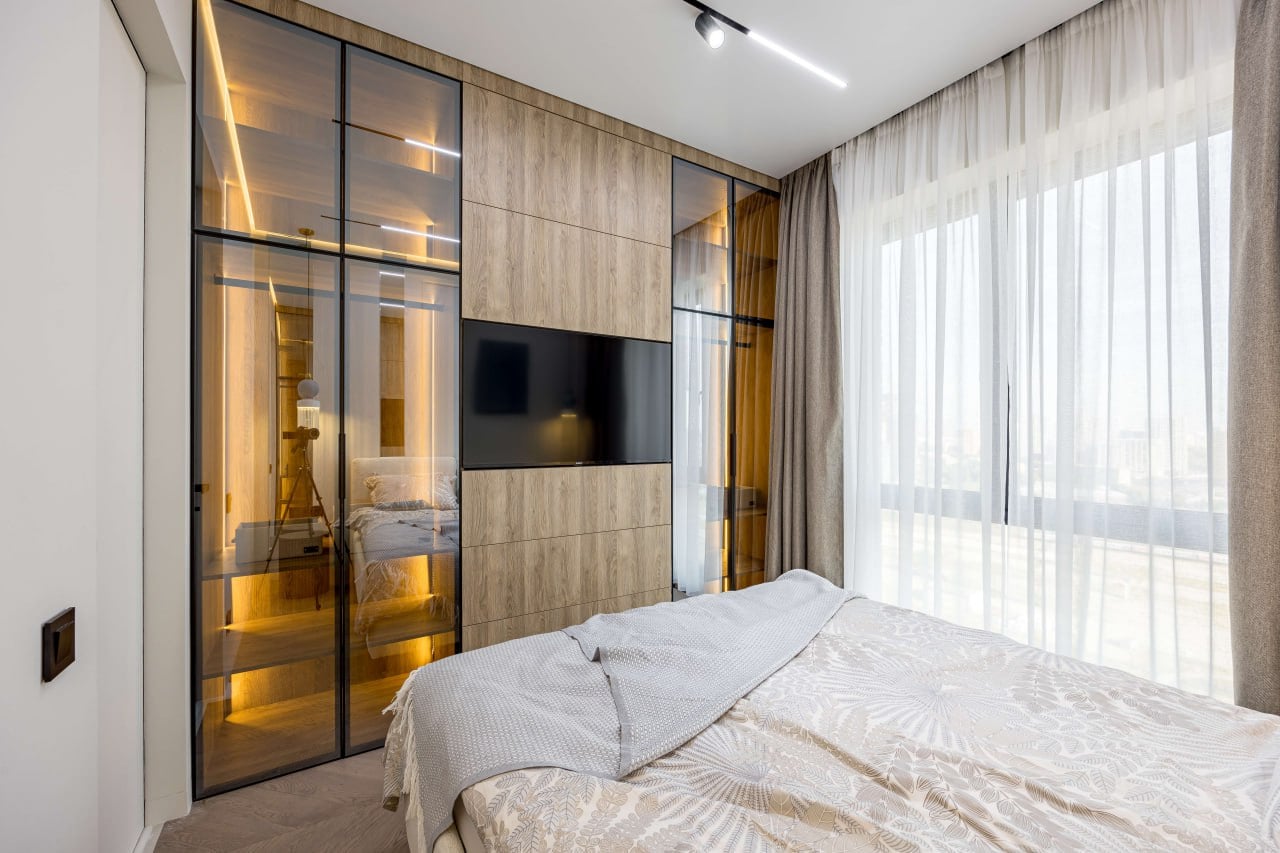 Спальня со стеклянным шкафом