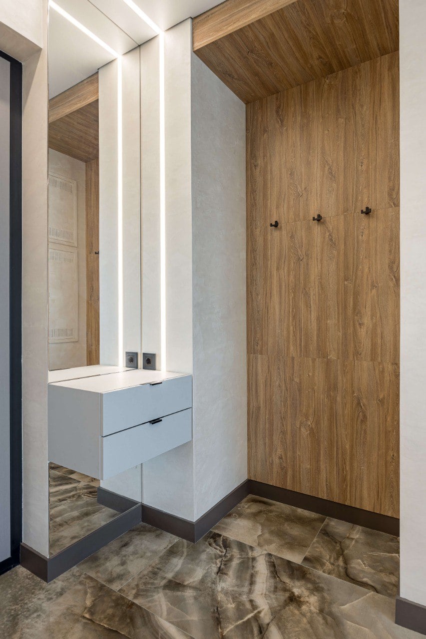 Прихожая с зеркалом и подсветкой